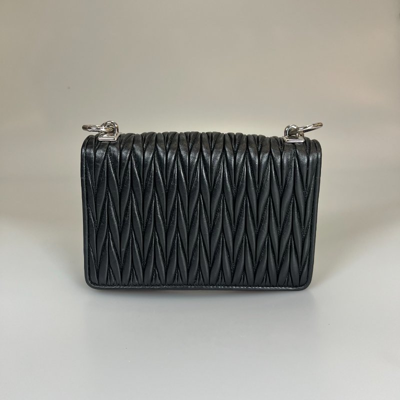 MIUMIU  黑銀褶皺掀蓋斜挎包-1