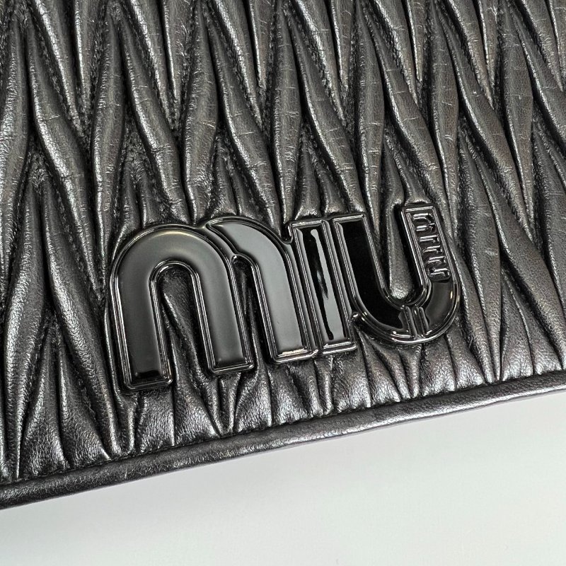 MIUMIU  黑銀褶皺掀蓋斜挎包-8