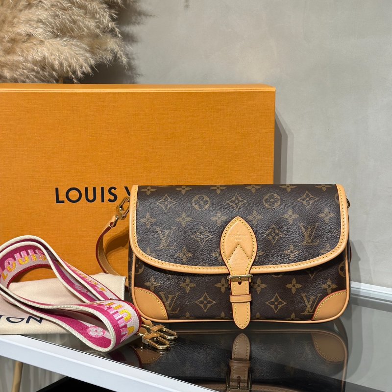 LOUIS VUITTON Diane法棍包 - 紫紅字母背帶-14