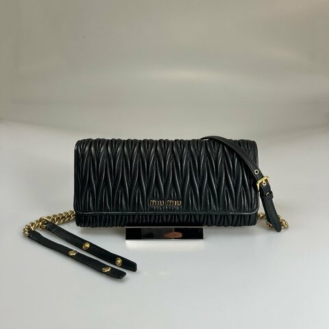 MIUMIU 黑褶皺金鍊WOC包