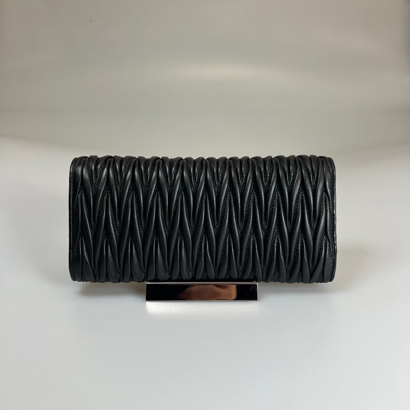 MIUMIU 黑褶皺金鍊WOC包-1