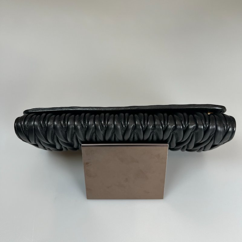 MIUMIU 黑褶皺金鍊WOC包-4