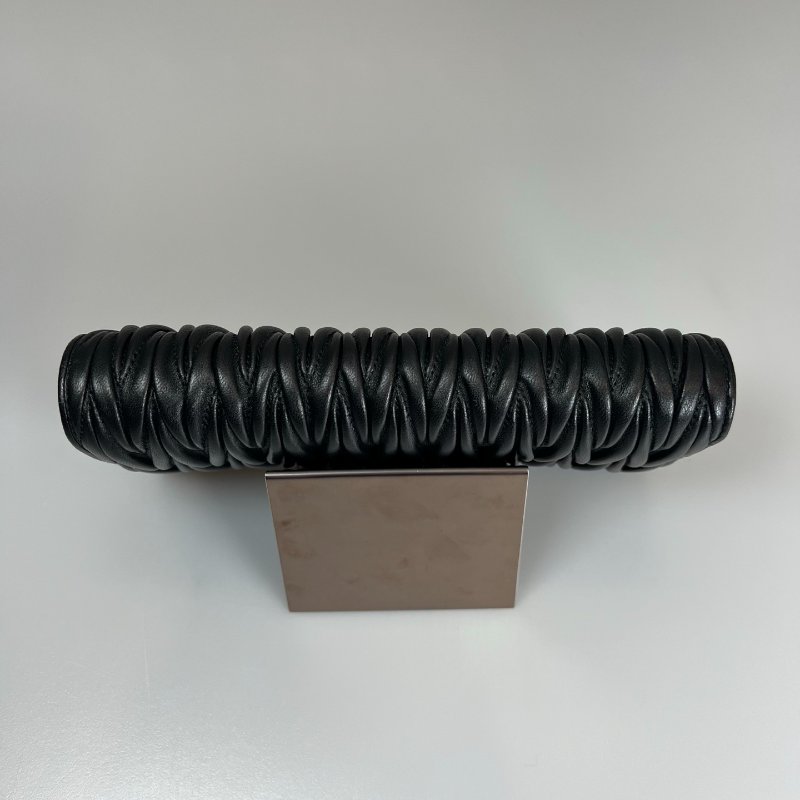 MIUMIU 黑褶皺金鍊WOC包-5