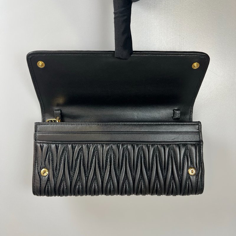 MIUMIU 黑褶皺金鍊WOC包-6