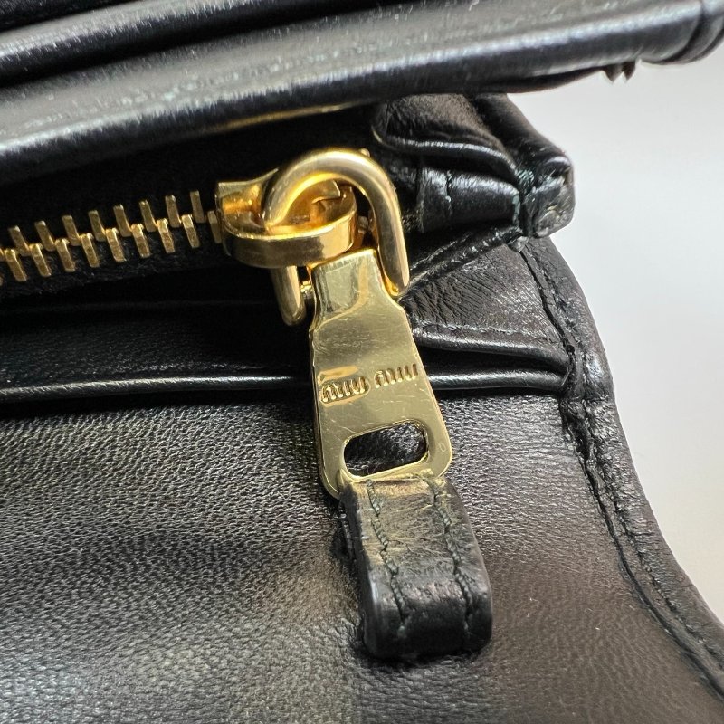 MIUMIU 黑褶皺金鍊WOC包-12