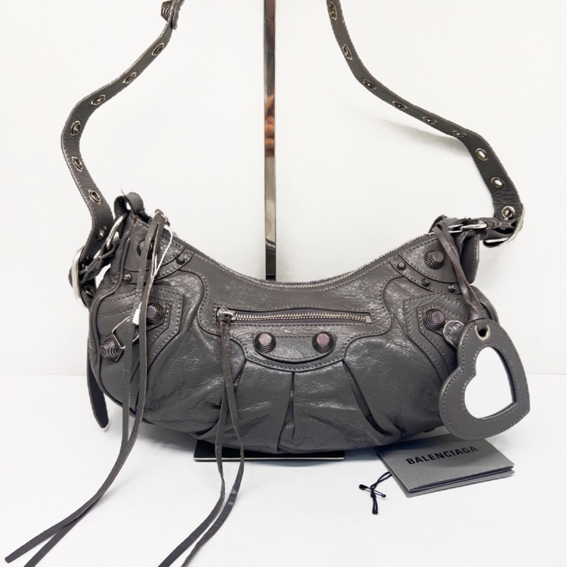 現貨Balenciaga 中號，大象灰色，le cagole巴黎世家機車包腋下包月牙包-0