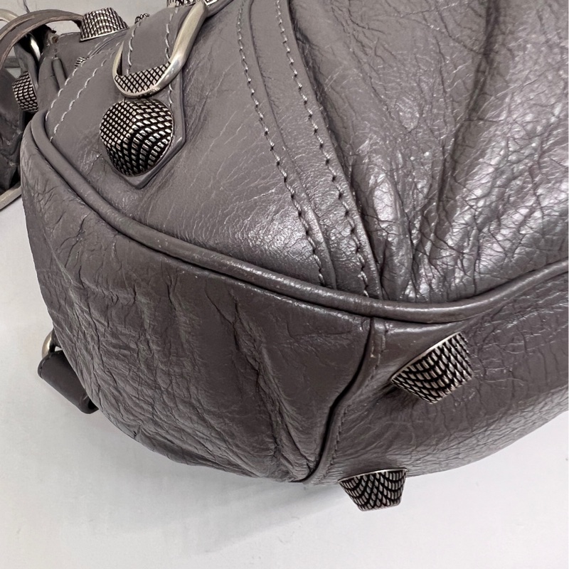 現貨Balenciaga 中號，大象灰色，le cagole巴黎世家機車包腋下包月牙包-3
