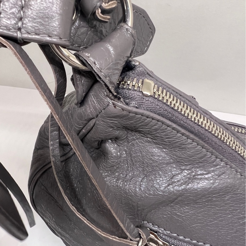現貨Balenciaga 中號，大象灰色，le cagole巴黎世家機車包腋下包月牙包-5
