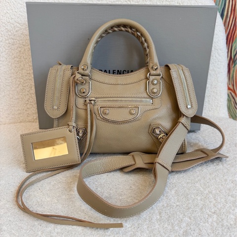 Balenciaga巴黎世家 mini city機車包，尺寸24*15*8cm，山羊皮，銀釘編織手柄