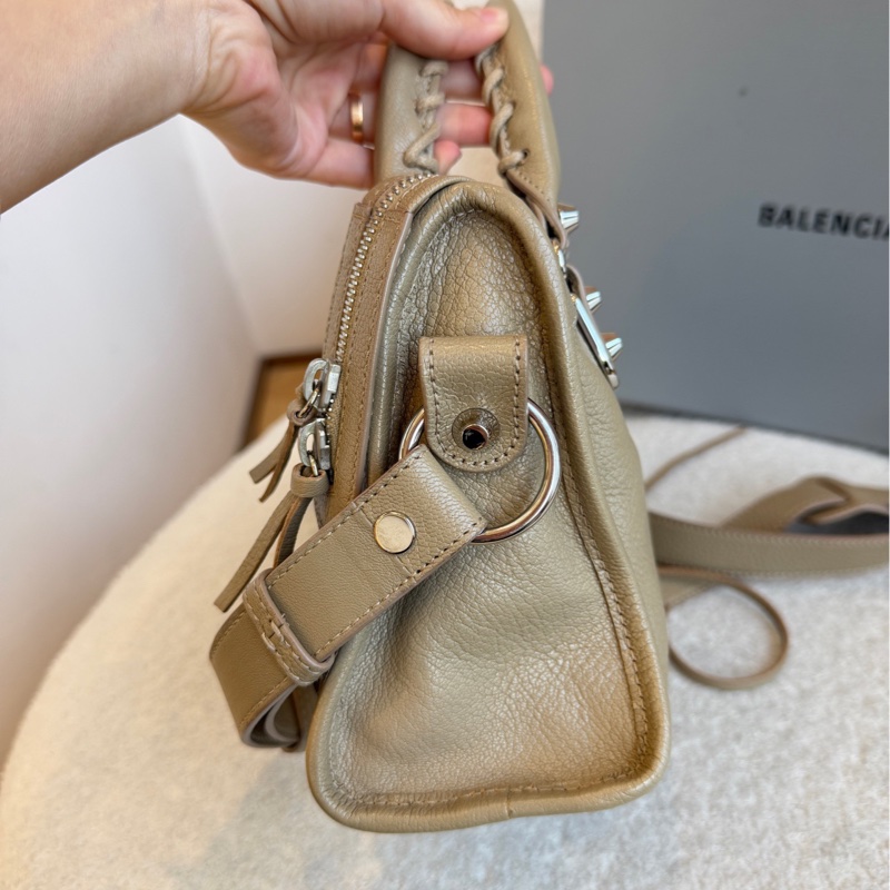 Balenciaga巴黎世家 mini city機車包，尺寸24*15*8cm，山羊皮，銀釘編織手柄-3