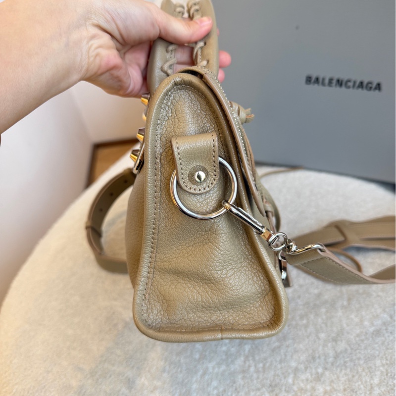 Balenciaga巴黎世家 mini city機車包，尺寸24*15*8cm，山羊皮，銀釘編織手柄-4