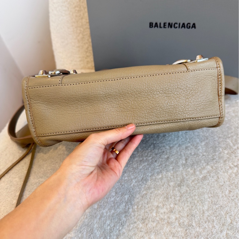 Balenciaga巴黎世家 mini city機車包，尺寸24*15*8cm，山羊皮，銀釘編織手柄-5