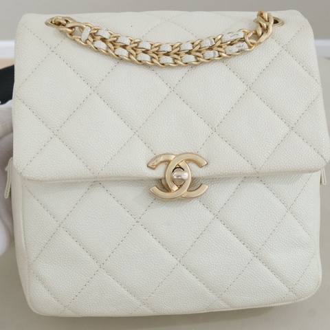 CHANEL香奈兒 22P ADO復古金扣標誌性菱格背包雙肩包，白色荔枝牛皮，芯片款尺寸20*19*8，配件防塵袋。