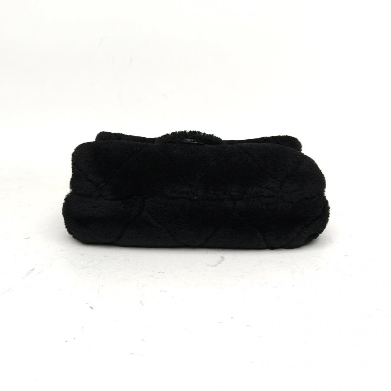 CHANEL 黑色毛絨晶片金扣22B手提口蓋包小號肩背包-4