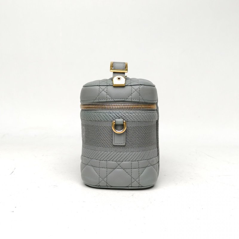 DIOR travelVanity化妝包小號霧霾藍羊皮金扣2021肩背包-1