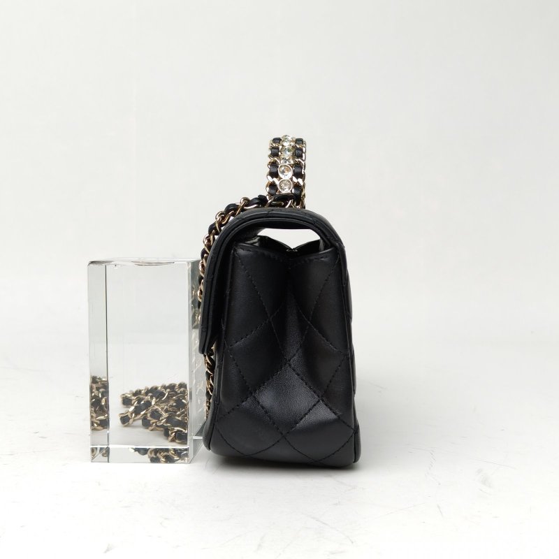 CHANEL 23ACF口蓋包黑色羊皮晶片金扣水鑽肩背包-3