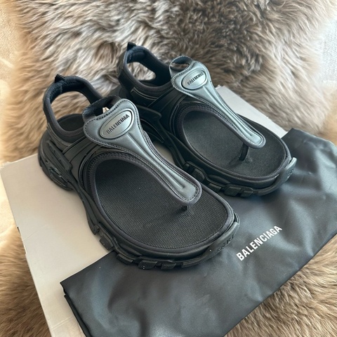 僅試穿 巴黎世家 Track 沙灘涼鞋 黑色 尺碼：37 配塵袋