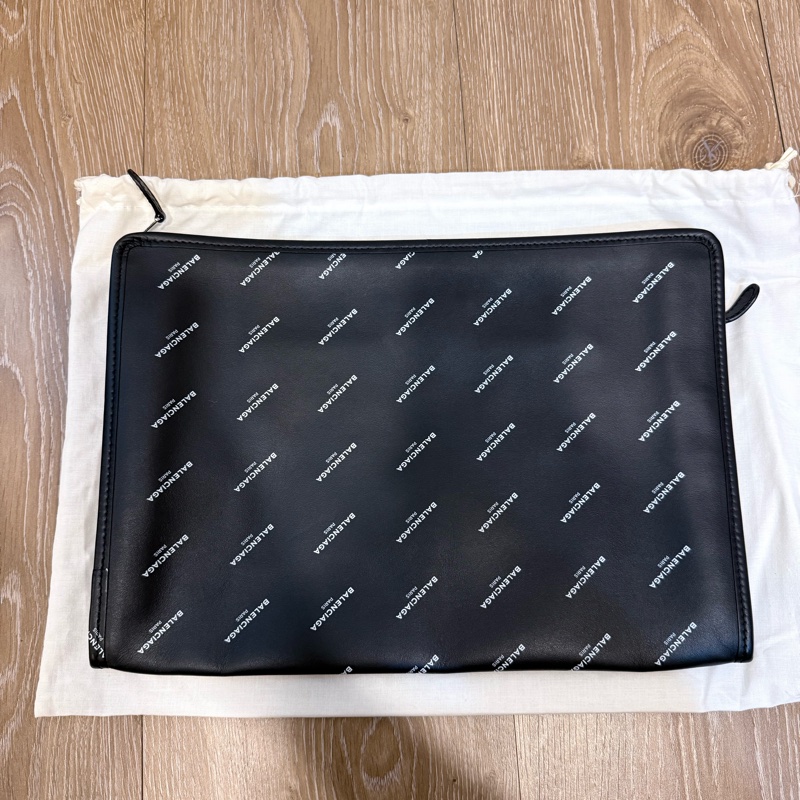 Balenciaga 巴黎世家 滿版 Logo 小牛皮拉鍊手拿包-1