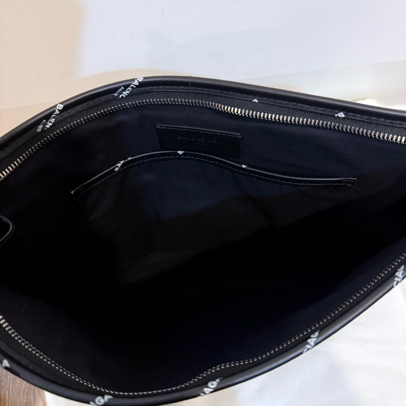 Balenciaga 巴黎世家 滿版 Logo 小牛皮拉鍊手拿包-2