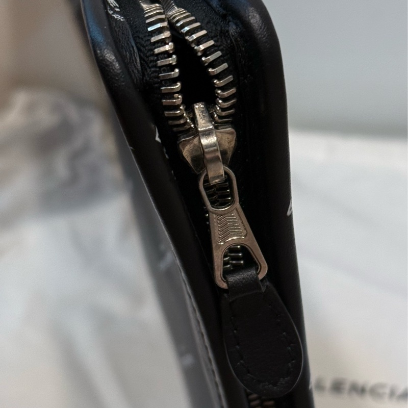 Balenciaga 巴黎世家 滿版 Logo 小牛皮拉鍊手拿包-12