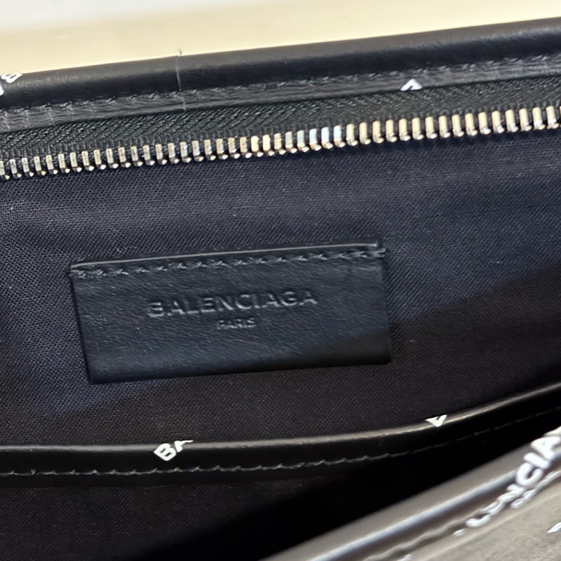 Balenciaga 巴黎世家 滿版 Logo 小牛皮拉鍊手拿包-13