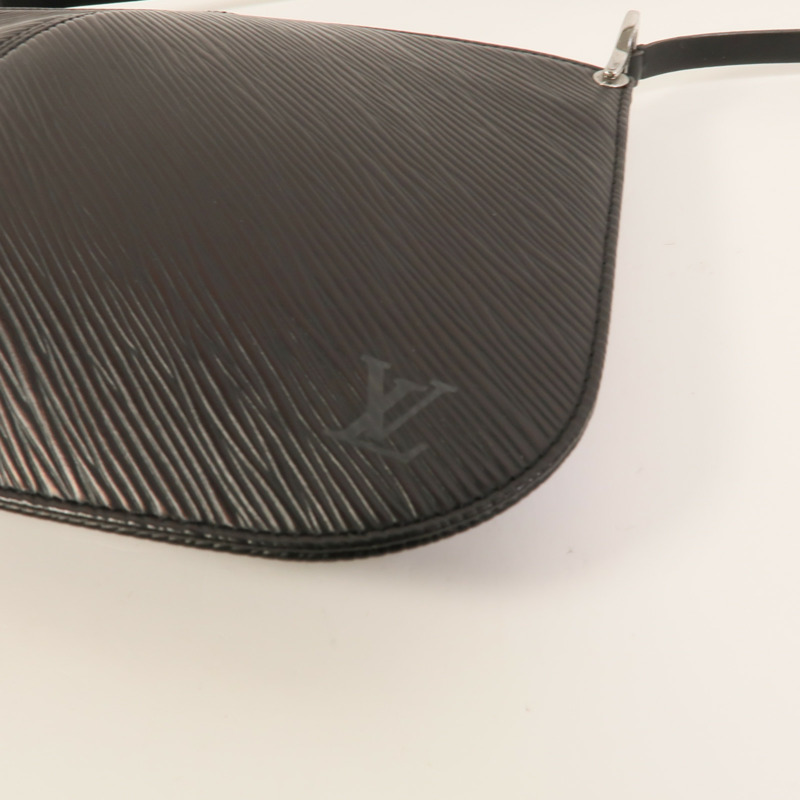 LOUIS VUITTON Epi Pochette Demi Lune肩背袋-11