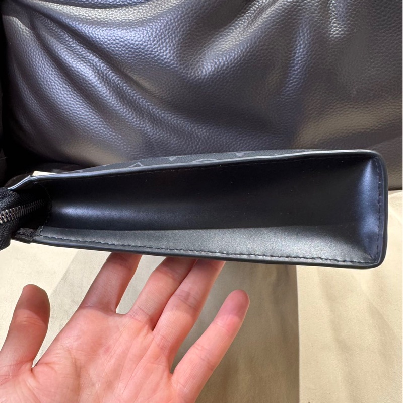 Lv 黑老花男生手拿包 晶片款-1