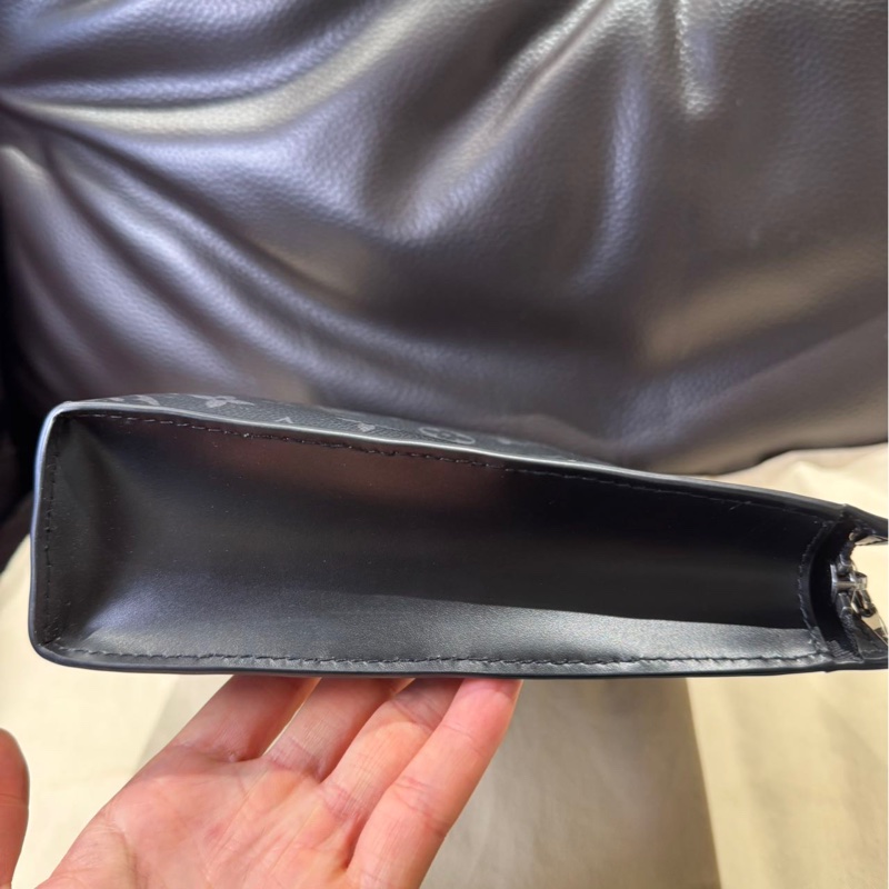 Lv 黑老花男生手拿包 晶片款-2