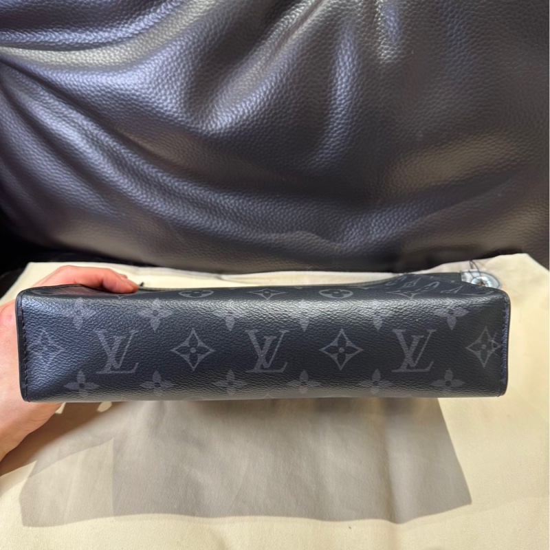 Lv 黑老花男生手拿包 晶片款-7