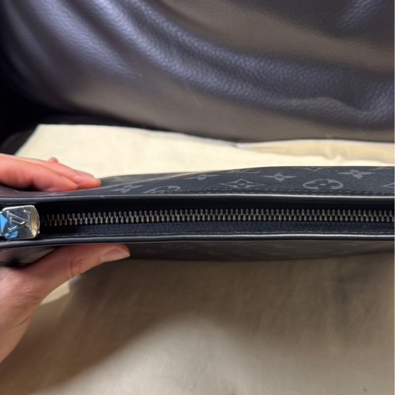 Lv 黑老花男生手拿包 晶片款-12