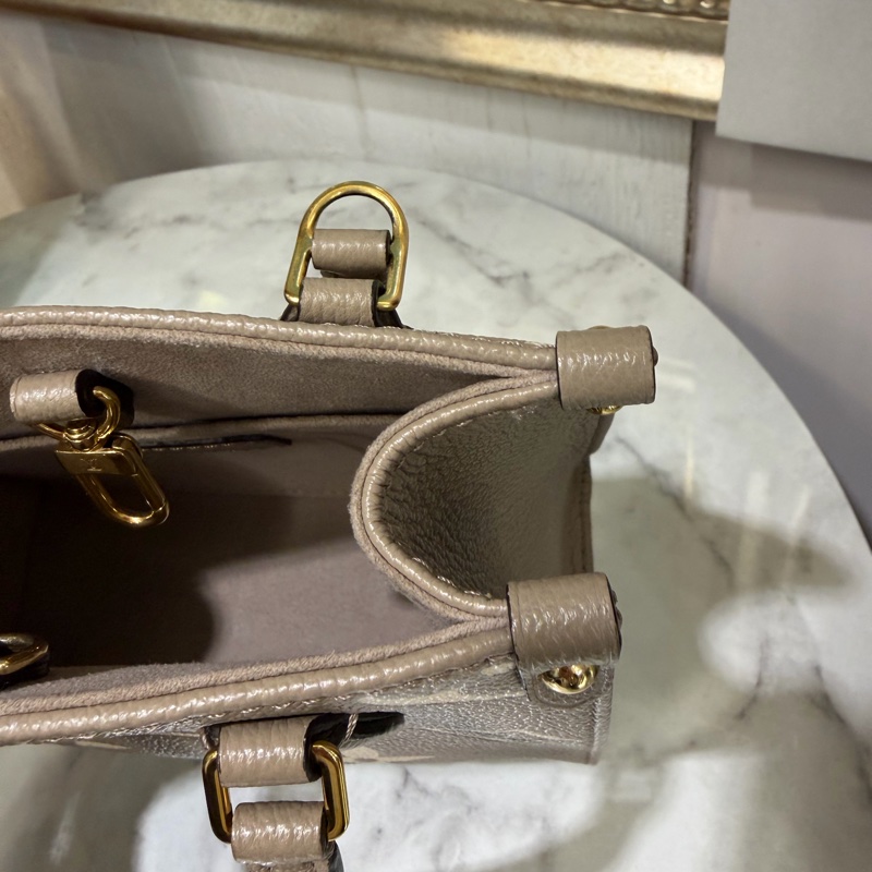 LV 斑鳩灰牛皮壓紋On the go BB金釦手提肩斜背托特包M47054-6