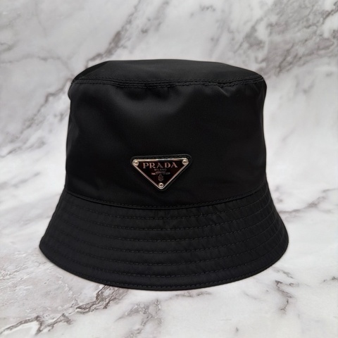 【極新正品】Prada 經典三角標 Re-Nylon 黑色漁夫帽搭載了最新的 Aura Blockchain Consortium(區塊鏈聯盟)NFC防偽技術