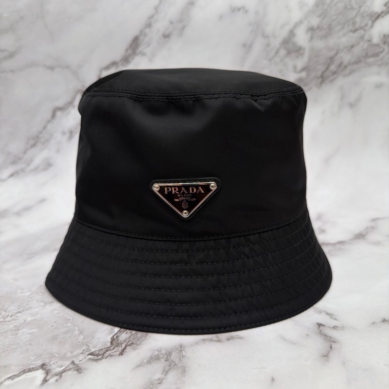 【極新正品】Prada 經典三角標 Re-Nylon 黑色漁夫帽搭載了最新的 Aura Blockchain Consortium（區塊鏈聯盟）NFC防偽技術-0
