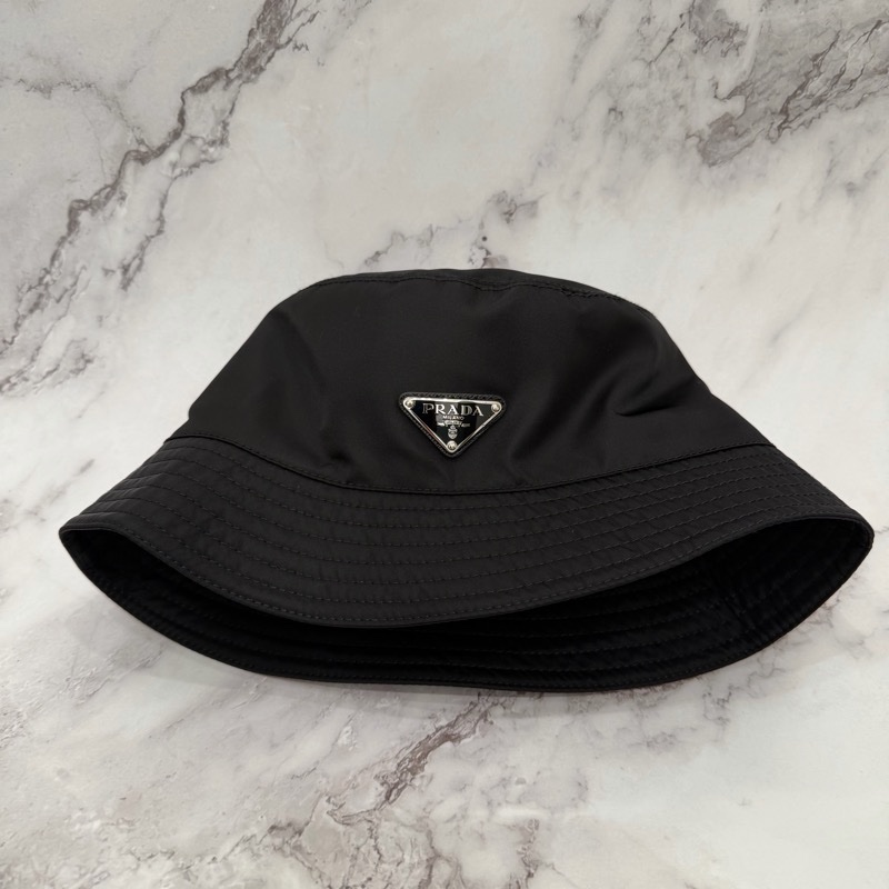 【極新正品】Prada 經典三角標 Re-Nylon 黑色漁夫帽搭載了最新的 Aura Blockchain Consortium（區塊鏈聯盟）NFC防偽技術-1