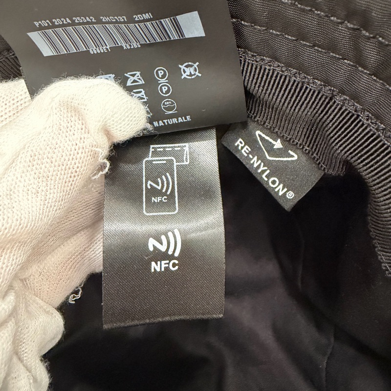 【極新正品】Prada 經典三角標 Re-Nylon 黑色漁夫帽搭載了最新的 Aura Blockchain Consortium（區塊鏈聯盟）NFC防偽技術-6