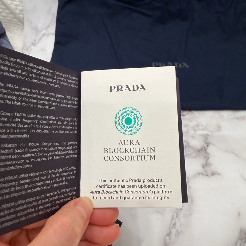【極新正品】Prada 經典三角標 Re-Nylon 黑色漁夫帽搭載了最新的 Aura Blockchain Consortium（區塊鏈聯盟）NFC防偽技術-15