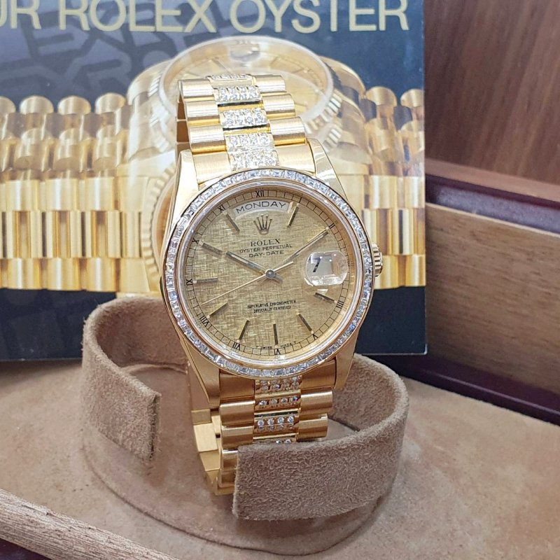 【大眾名錶】ROLEX 勞力士18238 Day-Date 蠔式18K 精鑲方鑽鑽圈 精鑲鑽帶 金色布紋T柱面盤 底蓋貼紙 大眾名錶G261-1