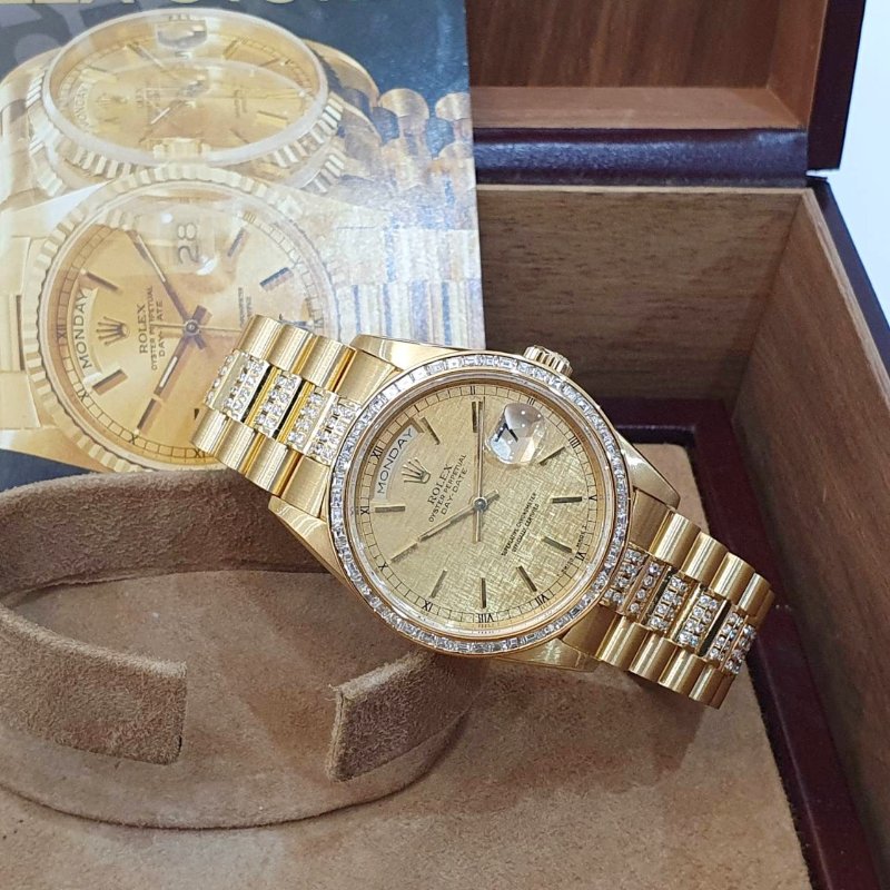 【大眾名錶】ROLEX 勞力士18238 Day-Date 蠔式18K 精鑲方鑽鑽圈 精鑲鑽帶 金色布紋T柱面盤 底蓋貼紙 大眾名錶G261-2