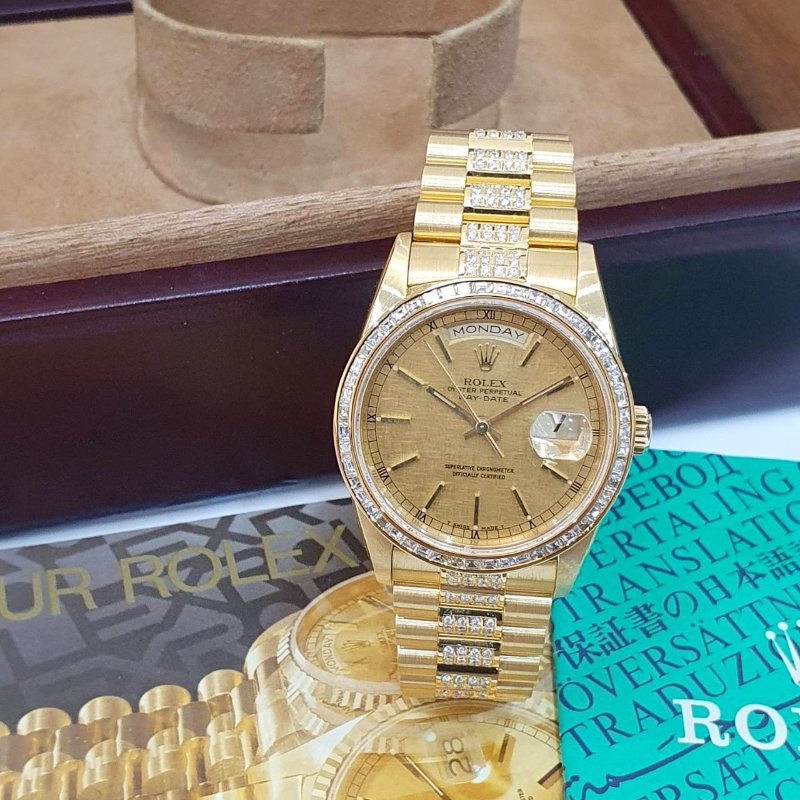 【大眾名錶】ROLEX 勞力士18238 Day-Date 蠔式18K 精鑲方鑽鑽圈 精鑲鑽帶 金色布紋T柱面盤 底蓋貼紙 大眾名錶G261-3