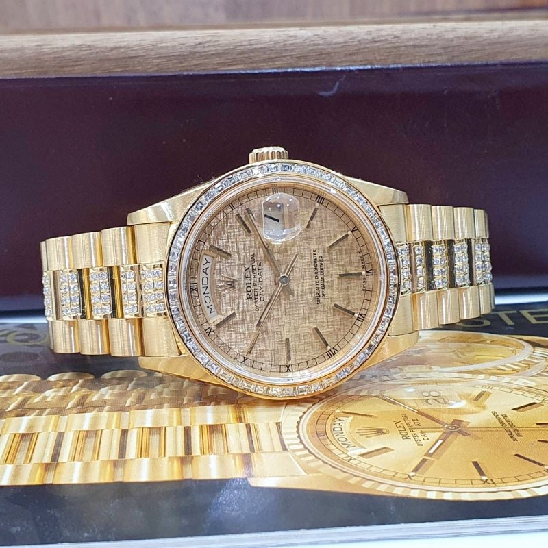【大眾名錶】ROLEX 勞力士18238 Day-Date 蠔式18K 精鑲方鑽鑽圈 精鑲鑽帶 金色布紋T柱面盤 底蓋貼紙 大眾名錶G261-4