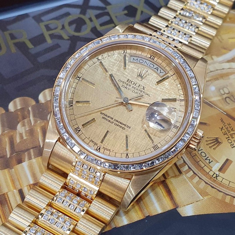 【大眾名錶】ROLEX 勞力士18238 Day-Date 蠔式18K 精鑲方鑽鑽圈 精鑲鑽帶 金色布紋T柱面盤 底蓋貼紙 大眾名錶G261-5