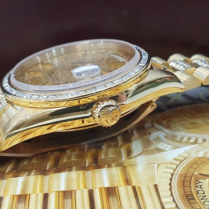 【大眾名錶】ROLEX 勞力士18238 Day-Date 蠔式18K 精鑲方鑽鑽圈 精鑲鑽帶 金色布紋T柱面盤 底蓋貼紙 大眾名錶G261-6