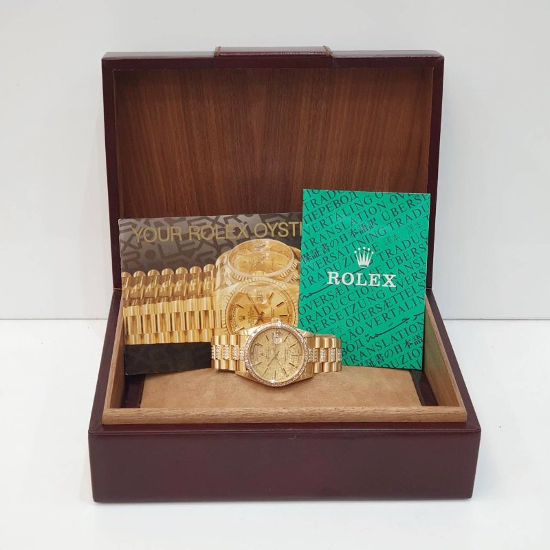 【大眾名錶】ROLEX 勞力士18238 Day-Date 蠔式18K 精鑲方鑽鑽圈 精鑲鑽帶 金色布紋T柱面盤 底蓋貼紙 大眾名錶G261-9