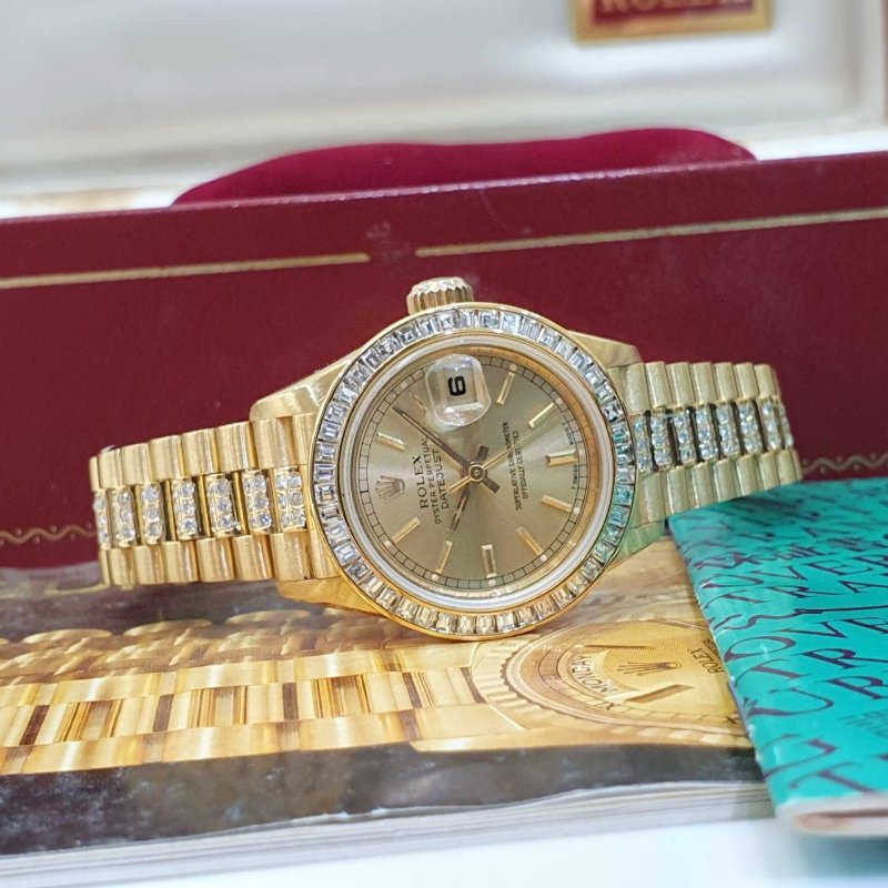 【大眾名錶】ROLEX 勞力士69178 Datejust 女錶蠔式18K 精鑲方鑽鑽圈 精鑲鑽帶 金色布紋T柱面盤 底蓋貼紙 大眾名錶G262-4