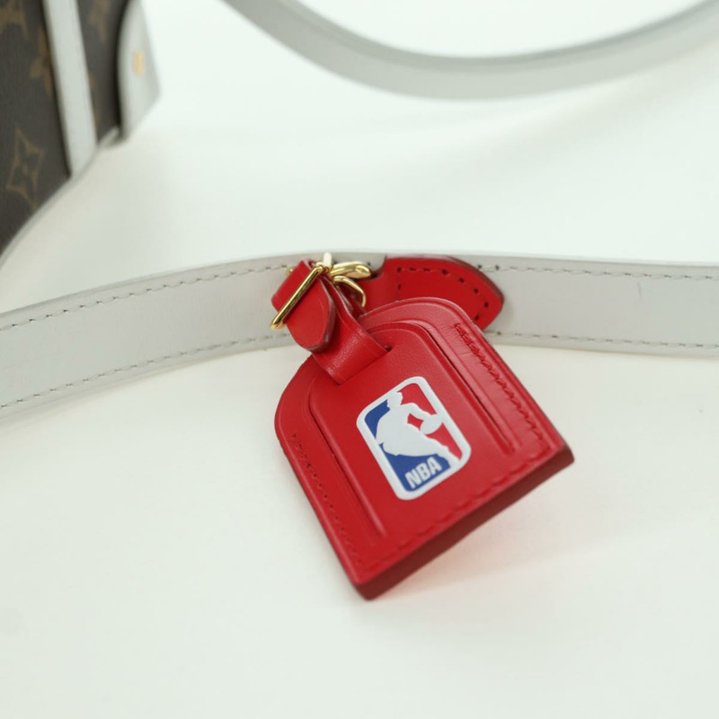 【日本直送】路易威登 Monogram NBA 軟行李箱手機盒包 白色 M80102 正品 175616SAM-14
