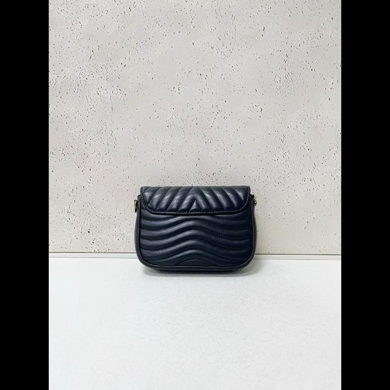 LV new wave
三合一寬肩带黑色屁股包-3