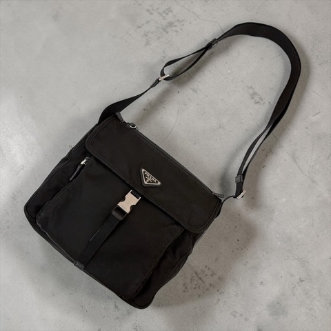 莉亞精品♡ PRADA 尼龍郵差包 二手