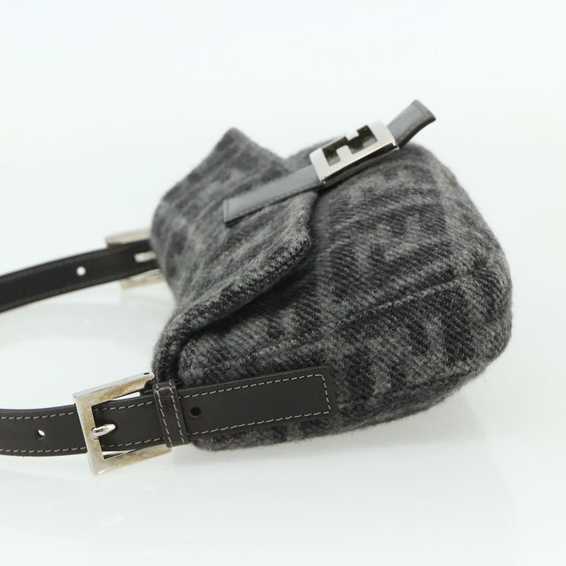 【日本直送】FENDI Zucca 帆布 Mamma Baguette 包羊絨灰銀色正品 176501SAV-2