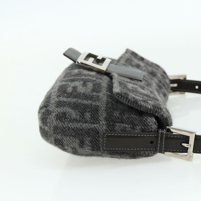 【日本直送】FENDI Zucca 帆布 Mamma Baguette 包羊絨灰銀色正品 176501SAV-3