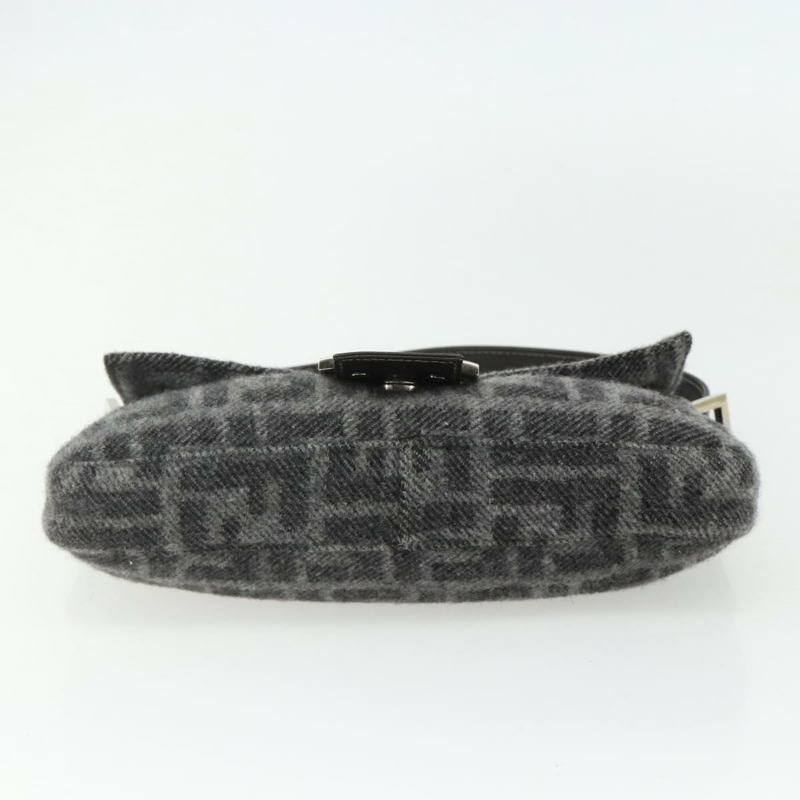 【日本直送】FENDI Zucca 帆布 Mamma Baguette 包羊絨灰銀色正品 176501SAV-4
